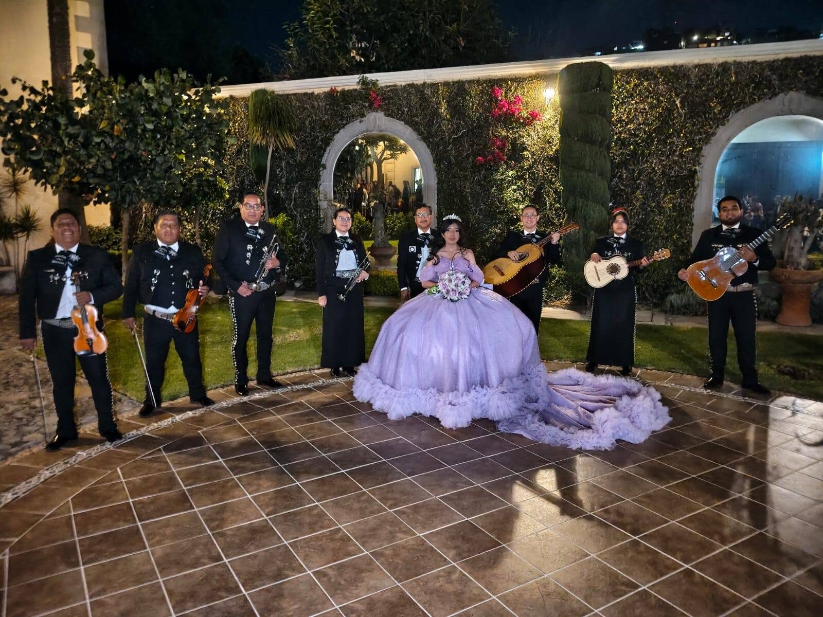 Mariachi Luceros de México en fiesta de XV años, jardín nocturno