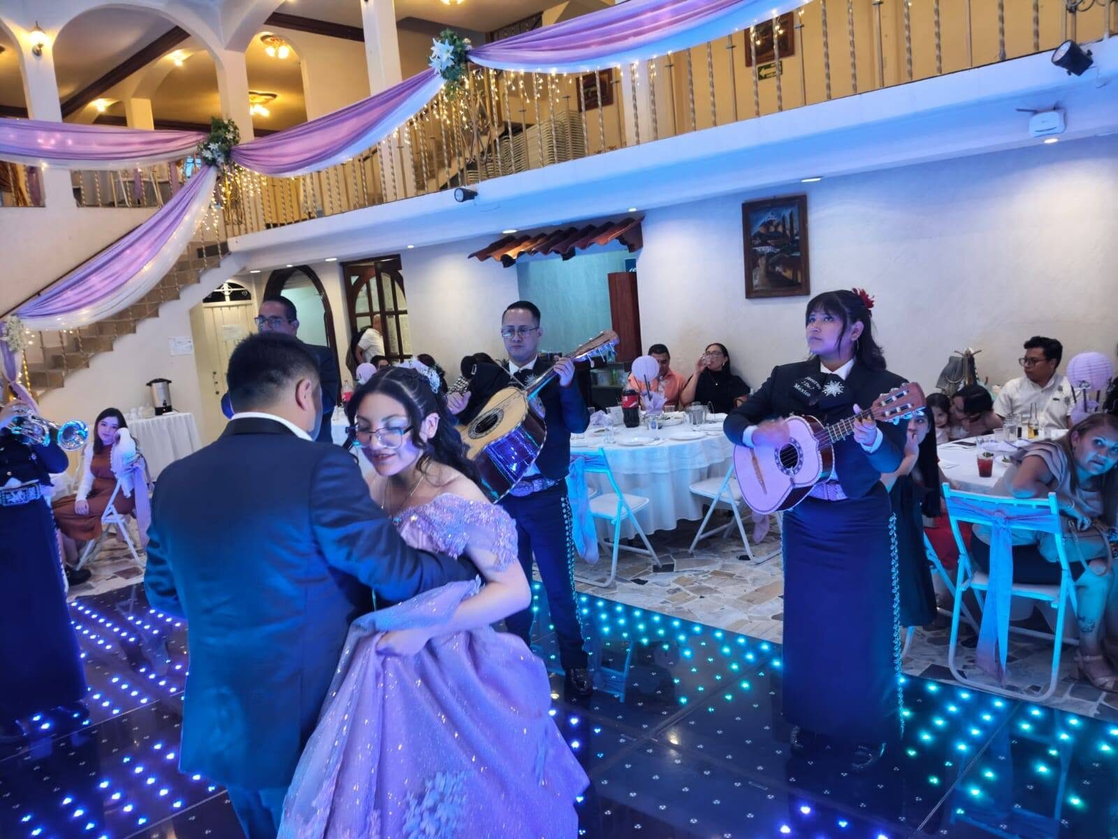 Pareja bailando vals de XV años con mariachi