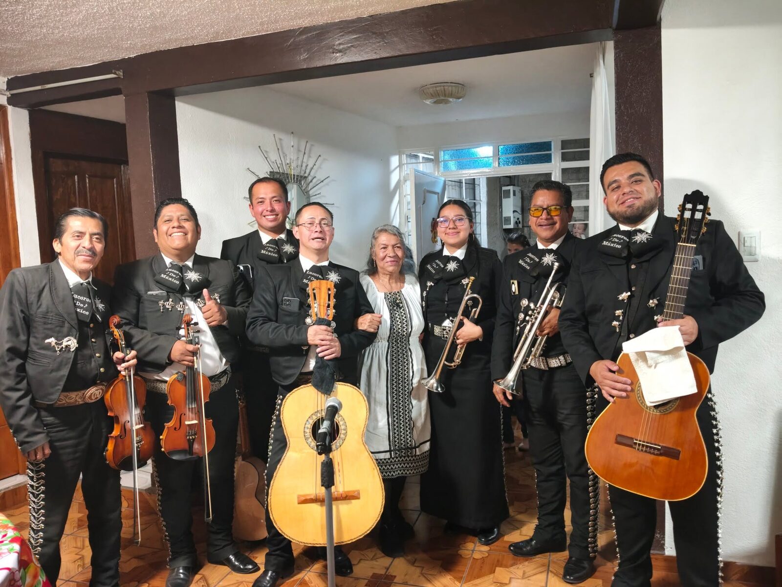 Integrantes de Luceros de México junto a clienta