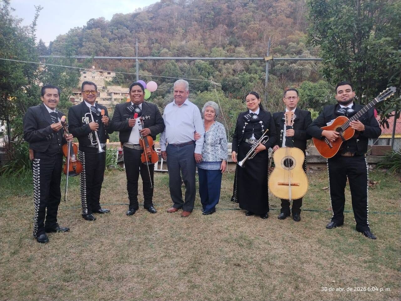 Mariachi con pareja de aniversario en jardín