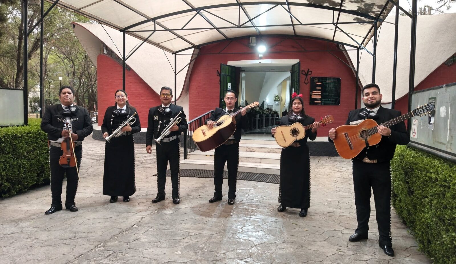 Mariachi Luceros de México afuera de una iglesia