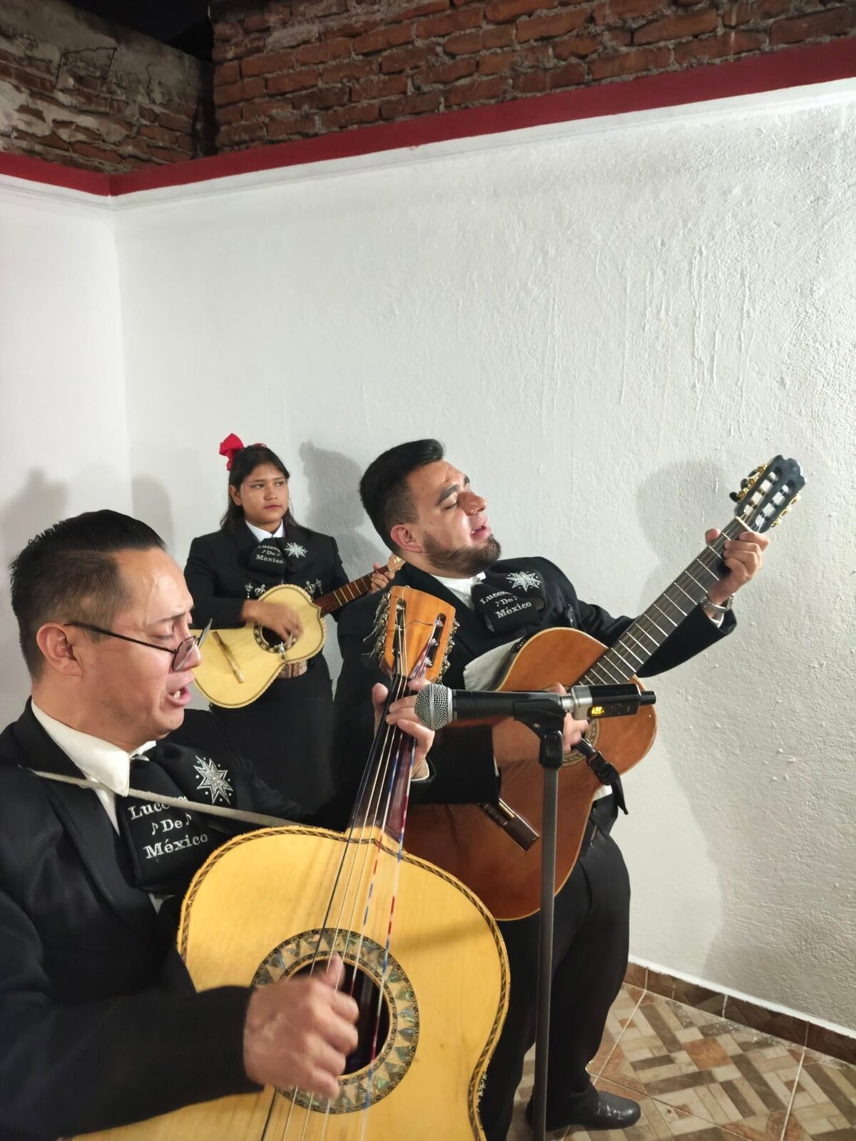 Músicos de Luceros de México tocando en interior