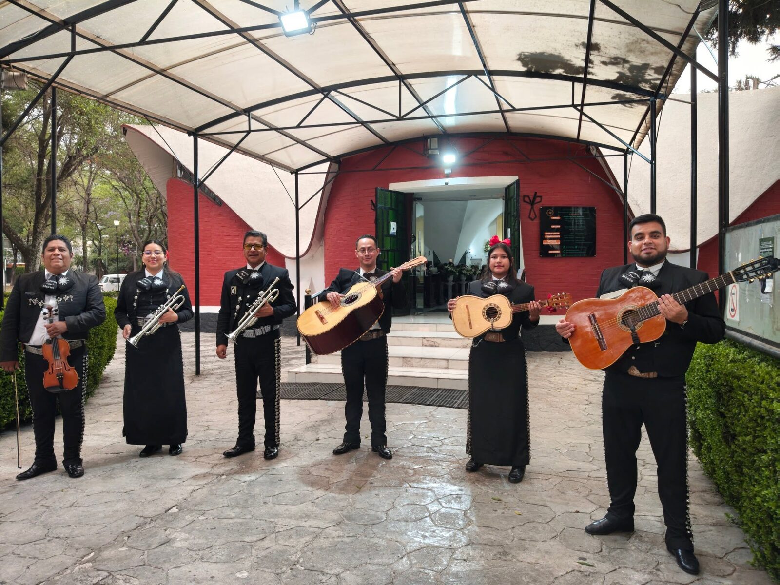 Mariachi Luceros de México afuera de una iglesia