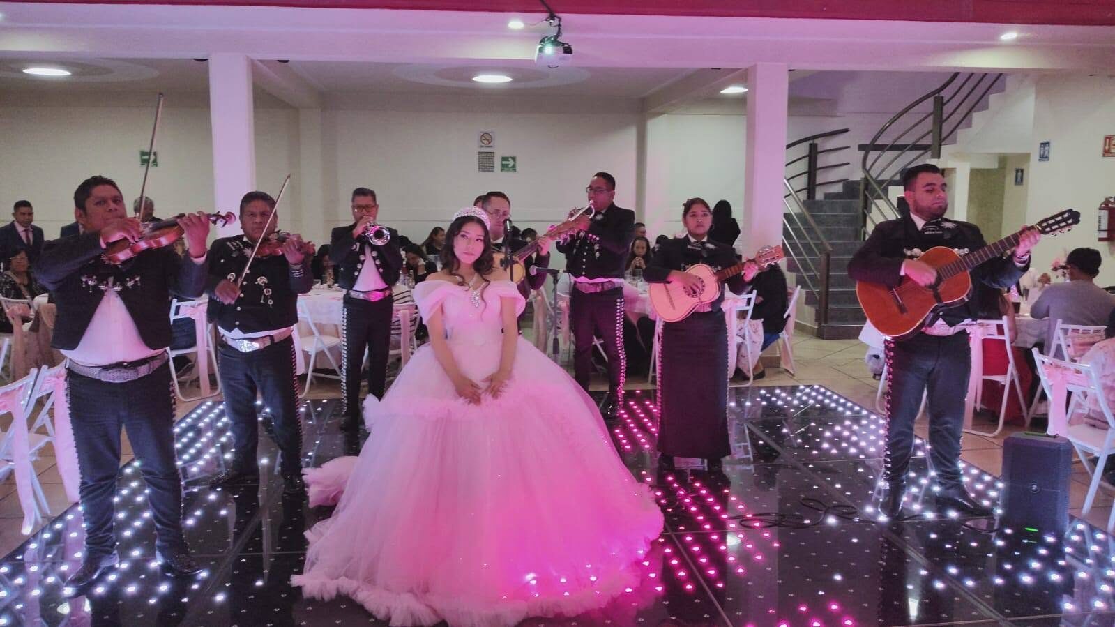 Mariachi tocando en fiesta de XV años, pista de luces