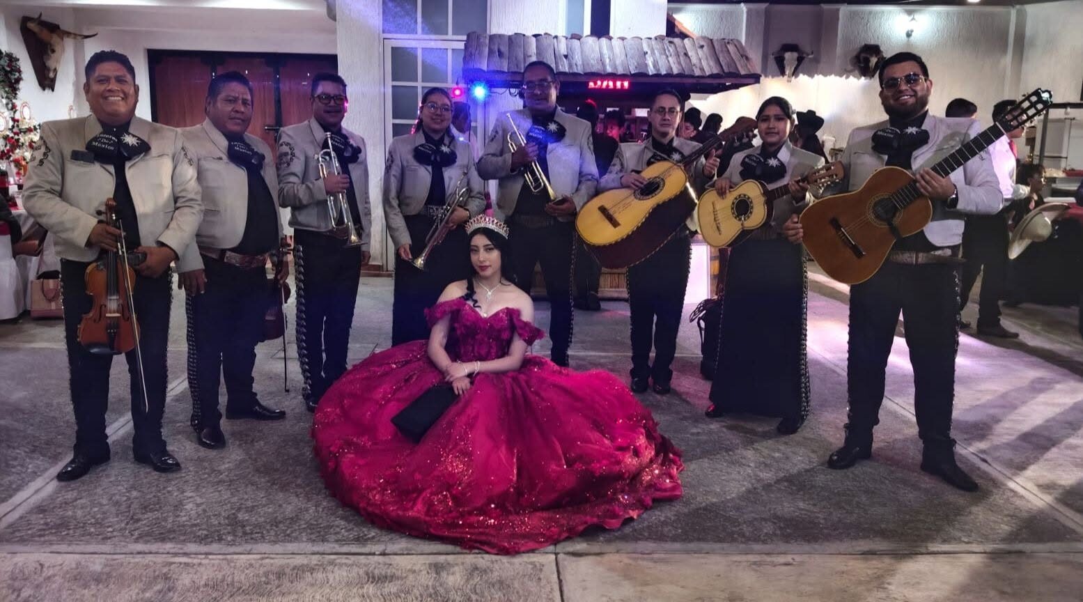 Mariachi con quinceañera de vestido vino