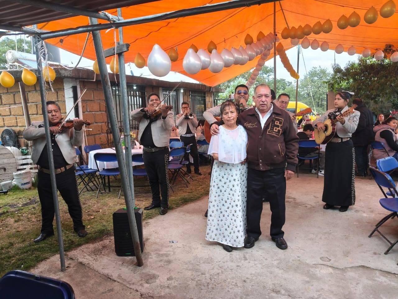 Mariachi amenizando aniversario de pareja bajo carpa
