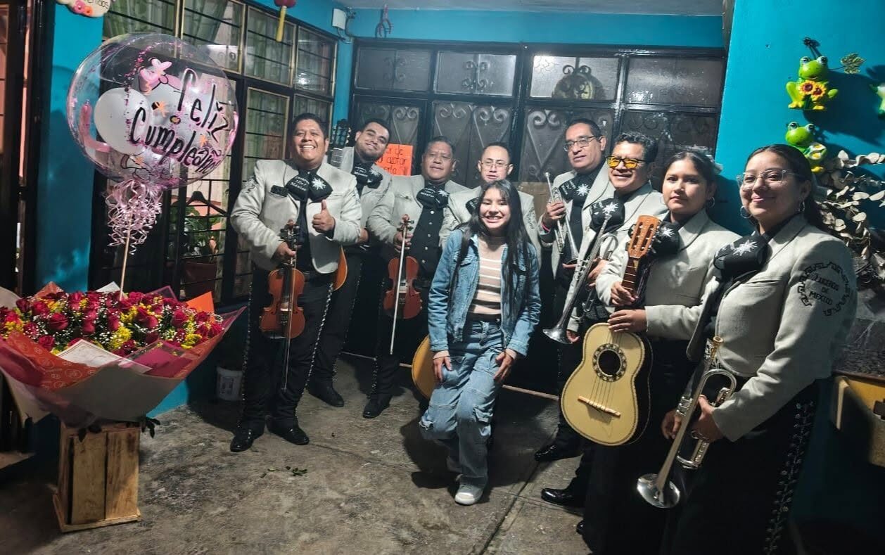 Mariachi en celebración de cumpleaños
