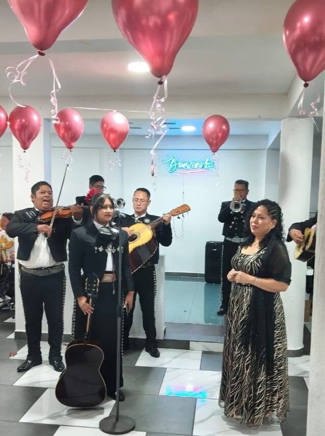 Mariachi con cantante en evento de bienvenida